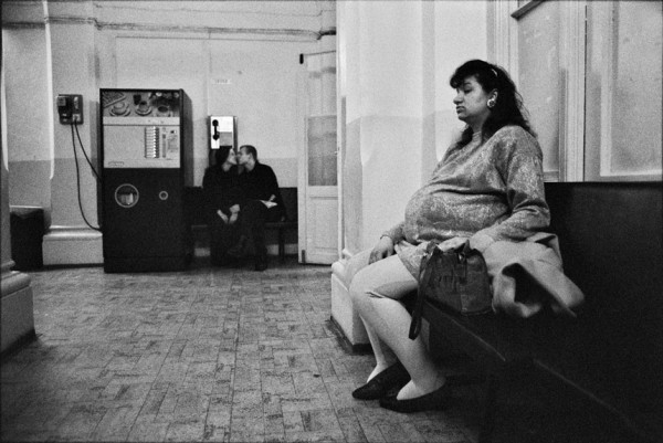 Dana Kyndrová - z cyklu Žena - Prodnice, Praha, černobílá fotografie, 53 x 37 cm, 1994