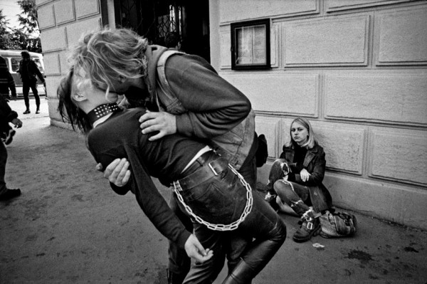 Dana Kyndrová - Street Party, Praha, černobílá fotografie, 53 x 37 cm, 1998