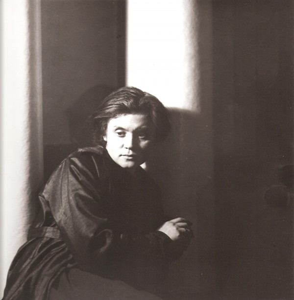 Jaroslav Rössler: G. Fisherová, portrét u závěsu, 1924, pozdější zvětšenina 2005