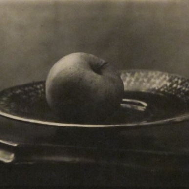 Josef Sudek: Zátiší - detail (jablko na talíři), 1954-58, bromostříbrná fotografie