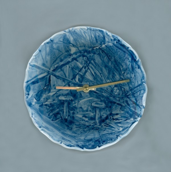 Hana Vinklárková: Taliř Houby v lesehodiny, malba kobaltem na porcelánu, 2011