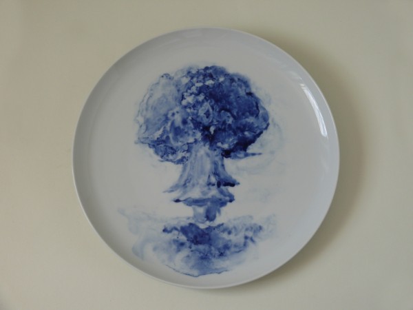 Hana Vinklárková: Taliř Houba - výbuch, malba kobaltem na porcelánu, 2011