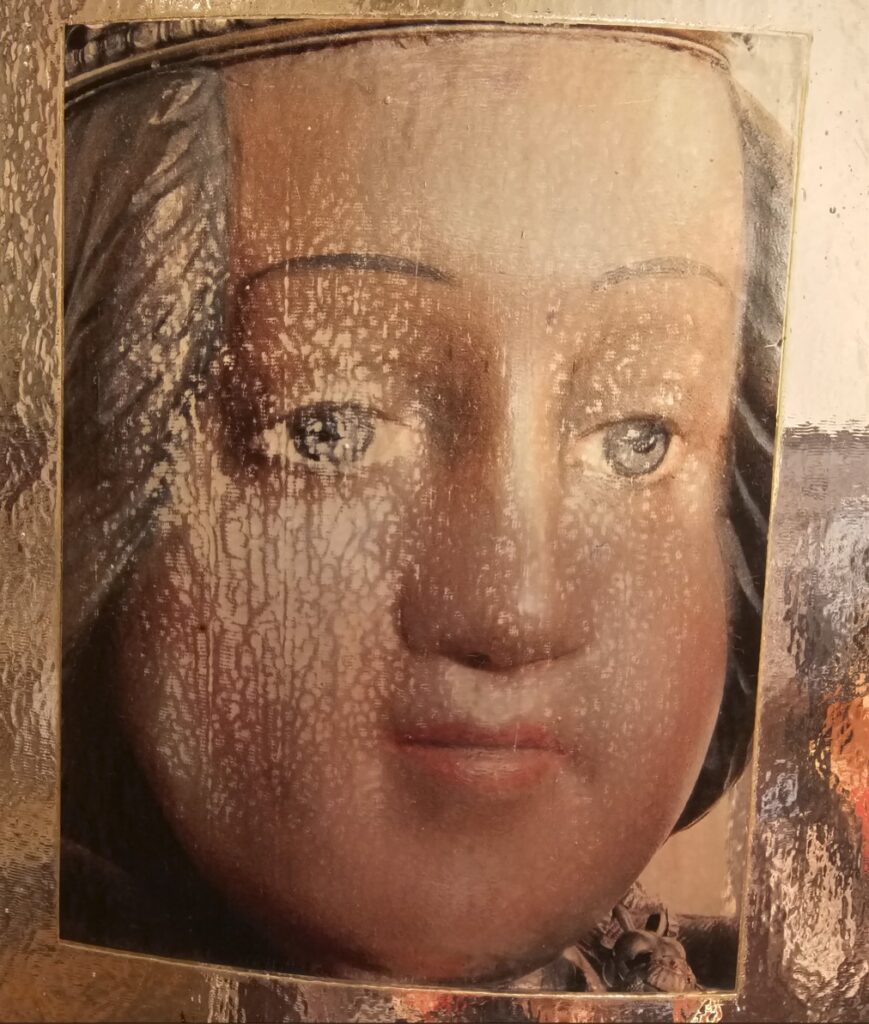 Eva Heyd: Panna se od něj odvrátila / Virgin Mary Turned Away from Him, 2010, 62 x 45 x 20 cm, lehané sklo, lazertran / slumped glass, lazetran