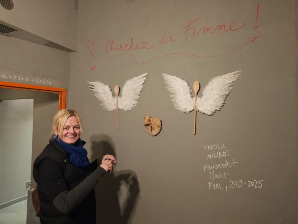 Martina Niubo u své instalace Hausarbeit Macht Frei, 2019 - 2025